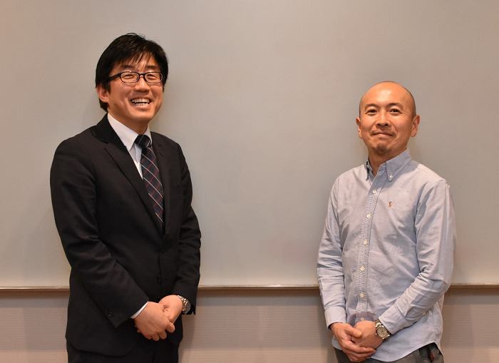 Mr. Mishima of MONOist (left) and Yamashita of NEC