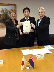 Left: Celia Wade-Brown, Wellington City Mayor, Center: Takayuki Morita, Executive Vice President, NEC Corporation, Right: Leonard Dench, Managing Director, NEC New Zealand