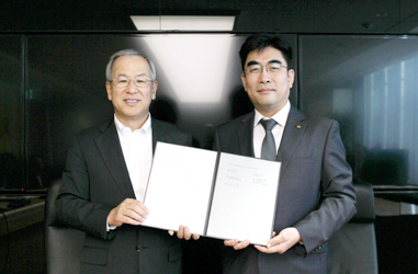 Mr. Shunichiro Tejima, Executive Vice President, NEC Corporation (left) Dr. Dong-Myun Lee, Executive Vice President, KT Corporation (right)